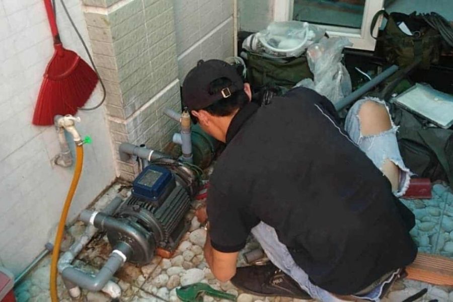 Có nên tìm dịch vụ sửa máy nước tại nhà?